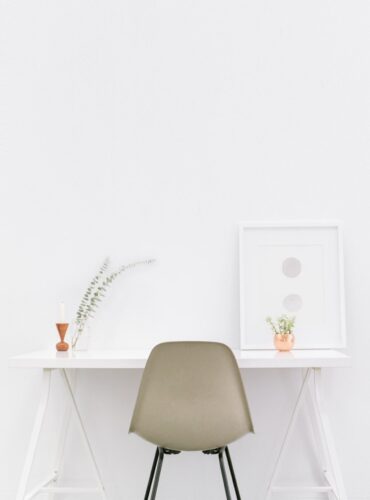 bench-accounting-49909-unsplash-min