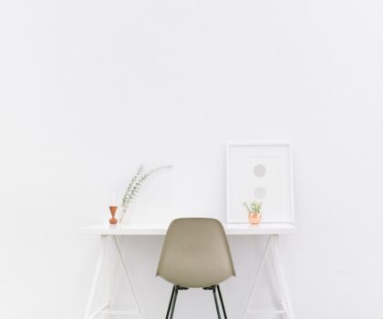 bench-accounting-49909-unsplash-min